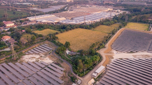 Ein großes Industriegebiet mit vielen Sonnenkollektoren auf dem Dach.