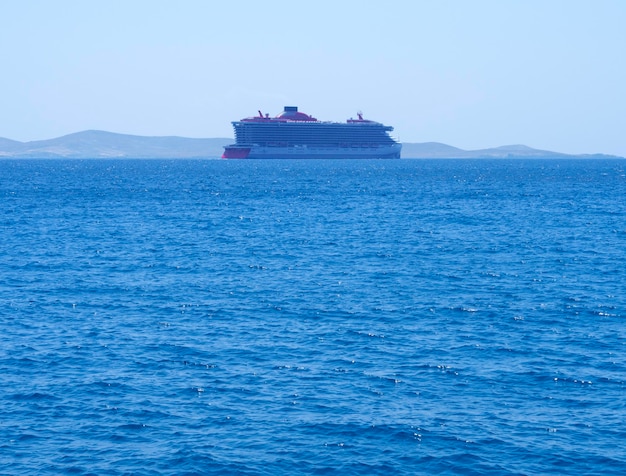 Ein großes Kreuzfahrtschiff im Hafen der griechischen Insel Mykonos