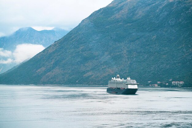 Ein großes Kreuzfahrtschiff segelt in der malerischen Bucht von Kotor