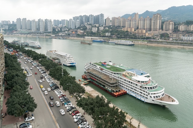 Ein großes Kreuzschiff koppelte im Jangtse, Chongqing, China an.