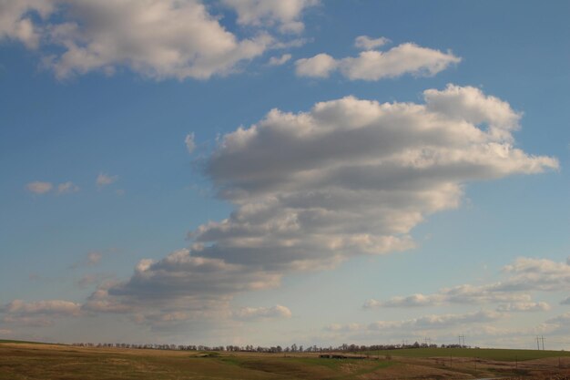 Ein großes offenes Feld mit Wolken am Himmel