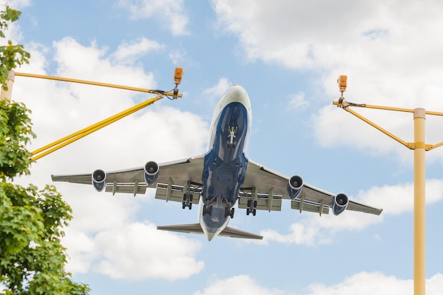 ein großes Passagierflugzeug bei der Landung auf einem Flughafen mit dem Unterwagen nach unten