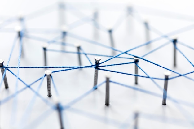 Foto ein großes raster von stiften, die mit einem string verbunden sind kommunikationstechnologie-netzwerkkonzept