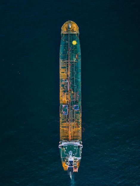 Ein großes Schiff schwimmt im Ozean mit den Worten "das Wort" an der Seite. "