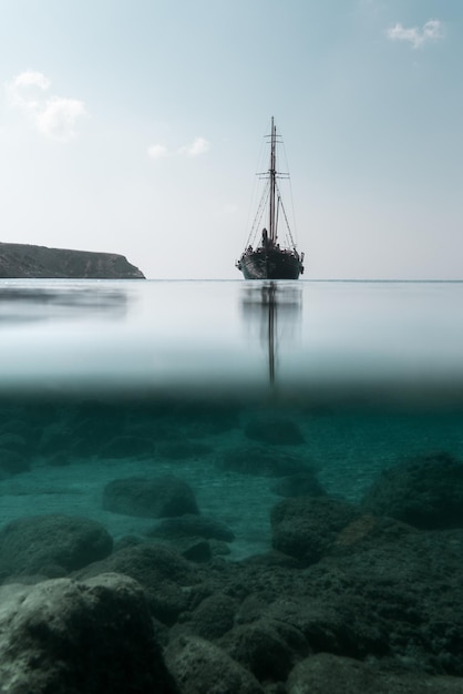 Ein großes Schiff segelt auf dem Meer gegen den Himmel