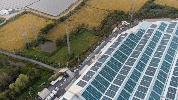 Ein großes Solarzellendach auf einem Industriegebäude, das tagsüber Strom für die Anlage erzeugt