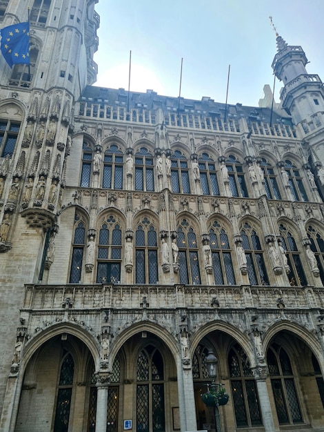 Ein großes Steingebäude mit einer blauen Flagge an der Spitze.