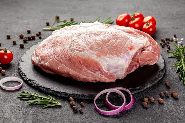 Ein großes Stück Fleisch von rohem Schweinefleisch