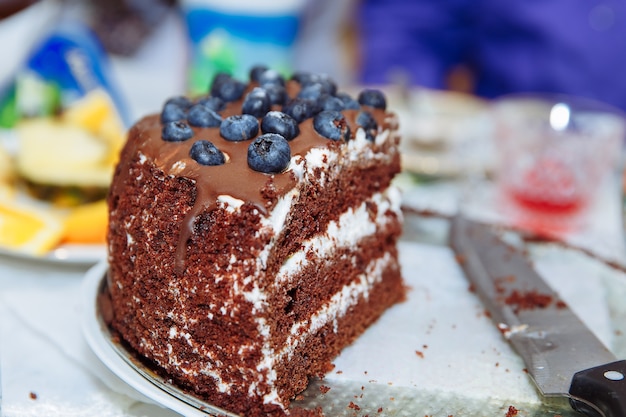 ein großes Stück Schokoladenkuchen mit Blaubeeren hausgemachte Kuchen