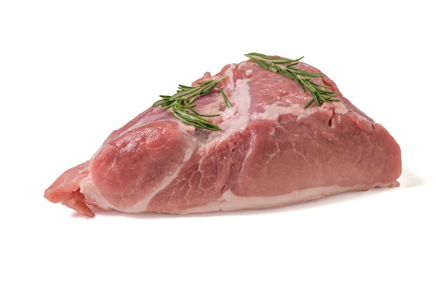 Ein großes Stück Schweinefleisch mit einem Rosmarinzweig auf einem weißen Hintergrund. Zutaten zum Kochen von Fleischgerichten.