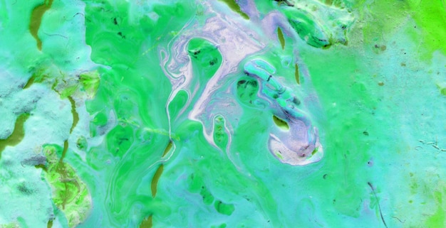 Ein grün-violettes Gemälde des Gesichts einer Person