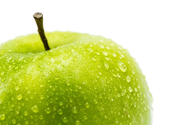 Ein grüner Apfel der Natur mit Tautropfen lokalisiert auf weißem Hintergrund. Aufgenommen im Studio mit einer 5D Mark III.