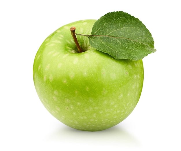 Ein grüner Apfel mit Blatt auf weißem isoliertem Hintergrund