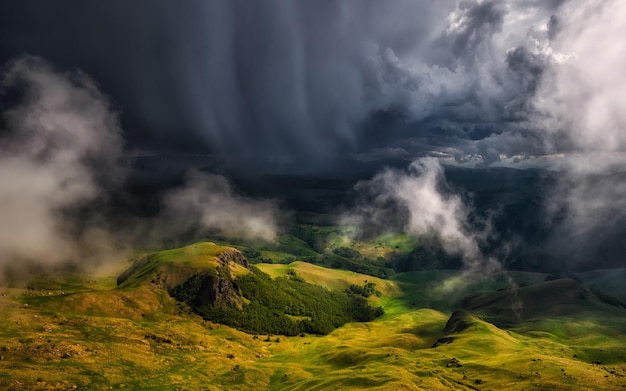 ein grüner Berg mit einem Sturm, der über ihm kommt