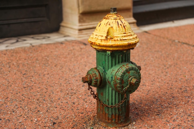 Ein grüner Hydrant mit einer Kette daran