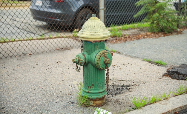 Ein grüner Hydrant mit einer Kette daran