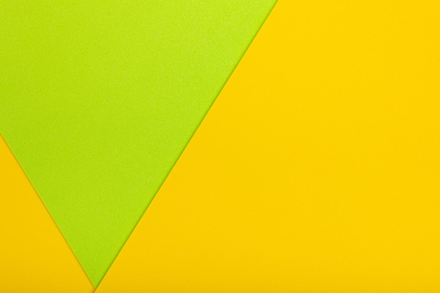 Ein grüner und gelber Hintergrund mit einem gelben Dreieck