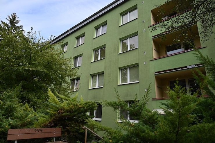 Foto ein grünes gebäude mit dem wort hotel darauf