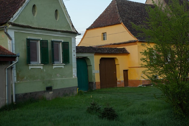 Ein grünes Haus mit braunem Dach und grünem Dach