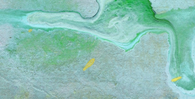 Ein grünes und blaues Gemälde eines Gewässers mit einem gelben Objekt, das im Wasser schwimmt.