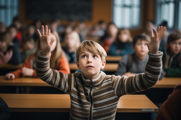 Ein Grundschüler hebt seine Hand im Klassenzimmer, Studenten fragen sich nach Fragen.