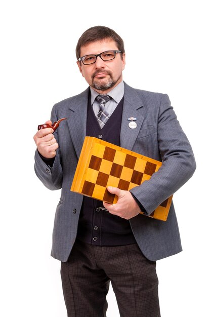 Ein gutaussehender Mann in Anzug und Brille mit Schach und einer Pfeife zum Rauchen Weißer Hintergrund