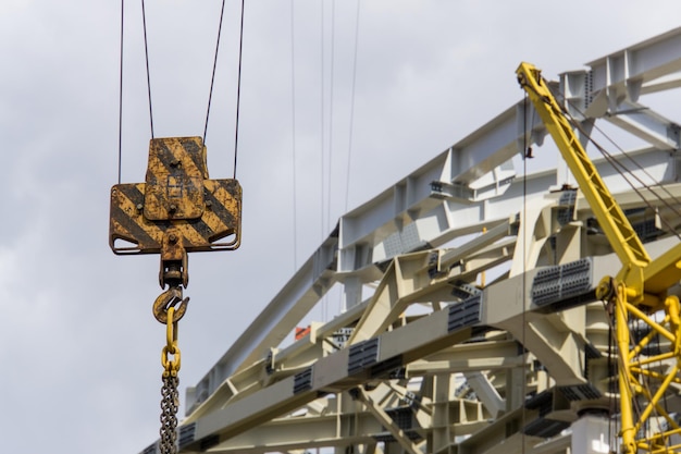 Ein hängender Haken eines Industrieaufzugs auf der Baustelle