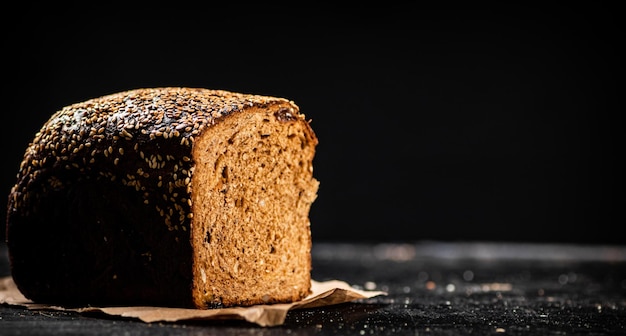 Ein halbes Brot auf Papier