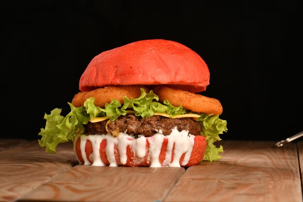 Ein Hamburger ist ein Sandwich, das aus einem oder mehreren gekochten Hackfleischpasteten besteht
