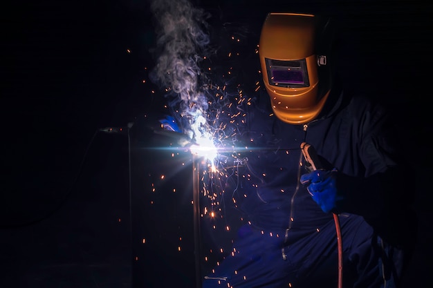 Ein Handwerker schweißt mit Werkstückstahl.