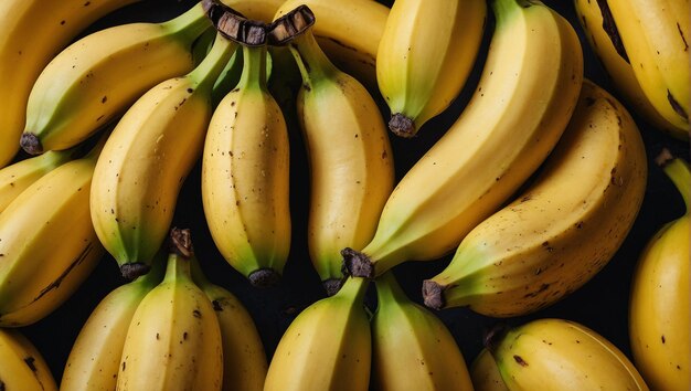Ein Haufen Bananen im Hintergrund