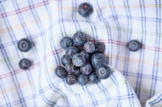 Ein Haufen Blaubeeren auf einem Lappen gesammelt.