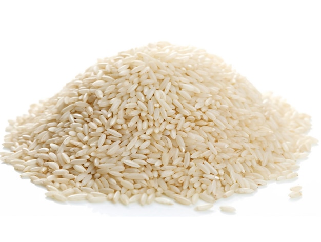 Ein Haufen brauner Reis liegt auf weißem Hintergrund