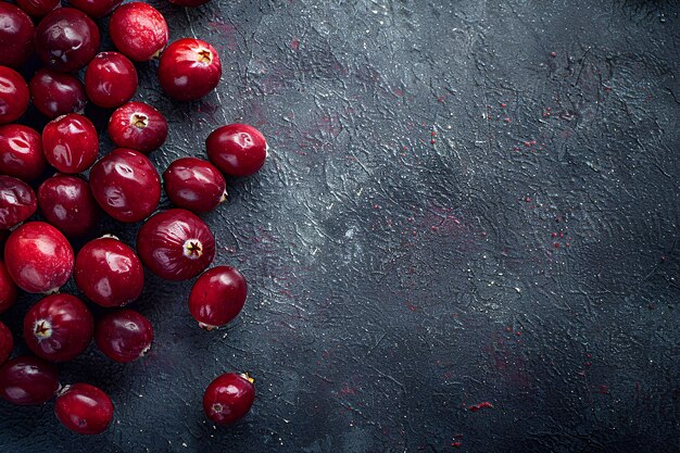 Foto ein haufen cranberries sitzt auf einem tisch