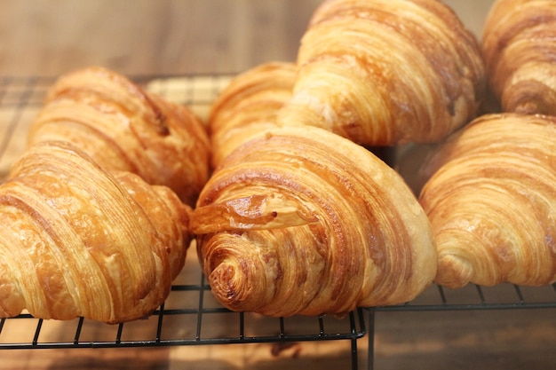 ein Haufen Croissants auf einem Drahtregal