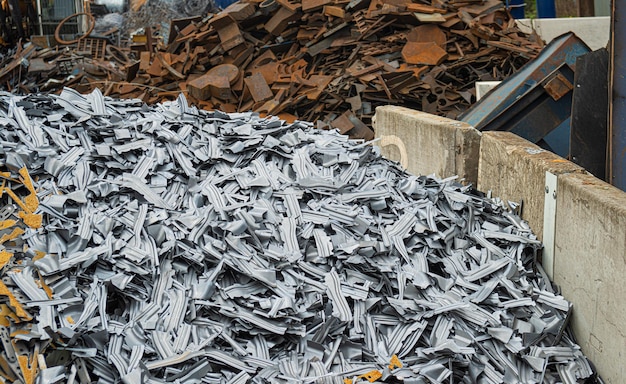 Foto ein haufen eisen- und nichteisenmetalle in einem recyclingwerk