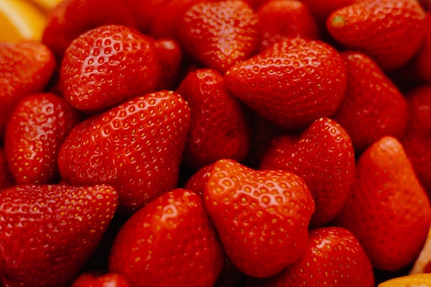 Ein Haufen Erdbeeren mit dem Wort Erdbeere darauf