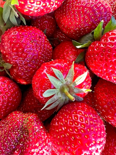 ein Haufen Erdbeeren mit dem Wort „Gott“ darauf.