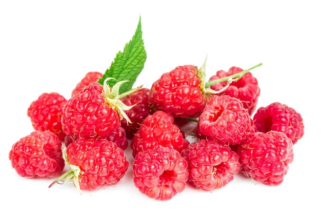 Ein Haufen frischer Himbeeren isoliert auf weißem Hintergrund