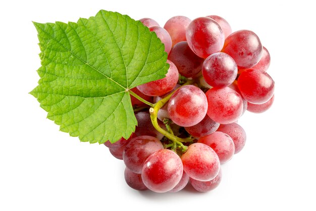 Ein Haufen frischer, reifer, saftiger roter Trauben mit grünem Blatt, isoliert auf weißem Hintergrund-Beschneidungspfad