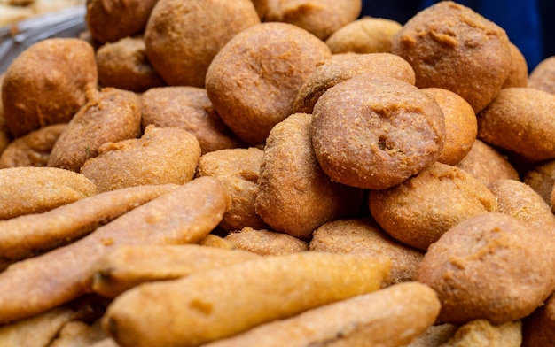 Ein Haufen frittierter Desserts und Kekse auf einem Straßenmarkt mit selektivem Fokus