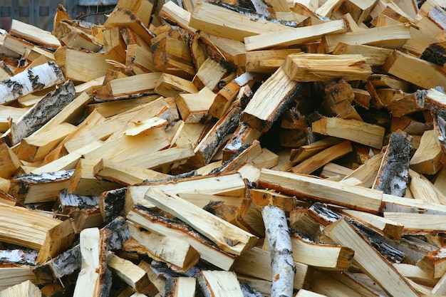 Ein Haufen gehacktes Birkenholz Vorbereitung auf die Heizperiode