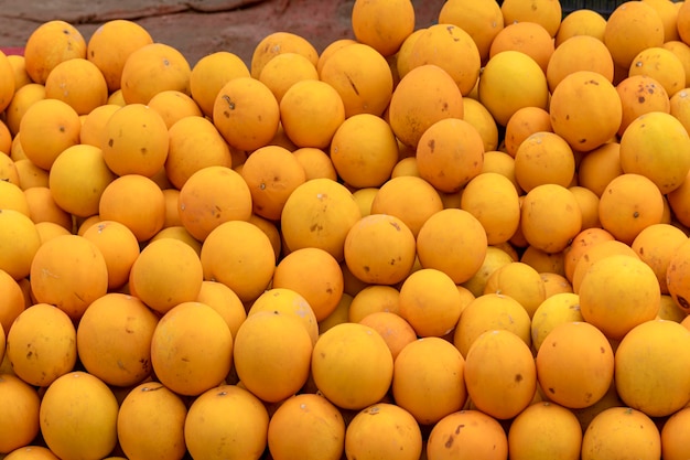 Ein Haufen gelber Früchte mit dem Wort Mango darauf