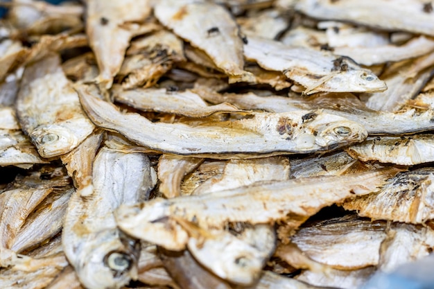 Ein Haufen getrockneter gesalzener Fische in einem Fischmarkt mit selektivem Fokus