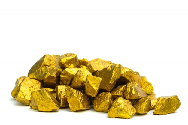 Ein Haufen Goldnuggets oder Golderz auf weißem Hintergrund,