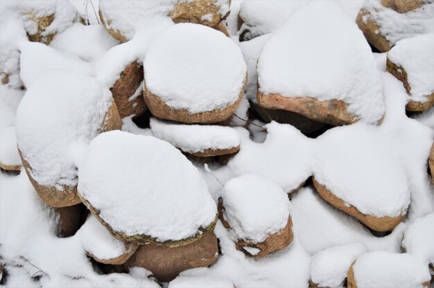 Ein Haufen großer Steine im Schnee