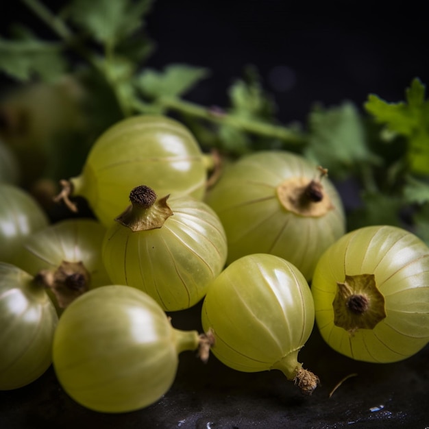 Ein Haufen grüner Weintrauben steht auf einem Tisch mit einer grünen Blattplatte.