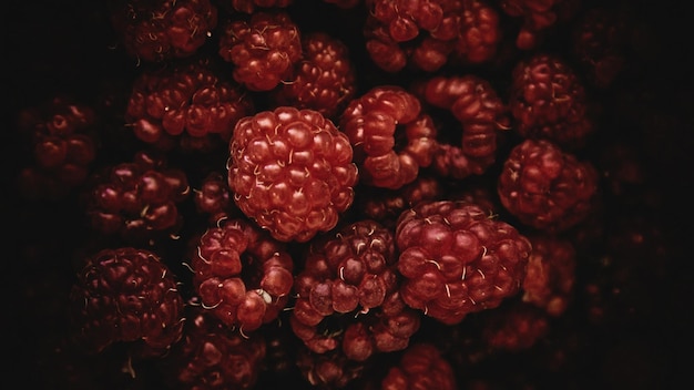 ein Haufen Himbeeren, die in einem Stapel stehen