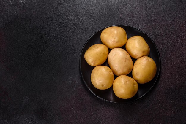 Ein Haufen junger Kartoffeln auf dem Tisch Die Vorteile von Gemüse