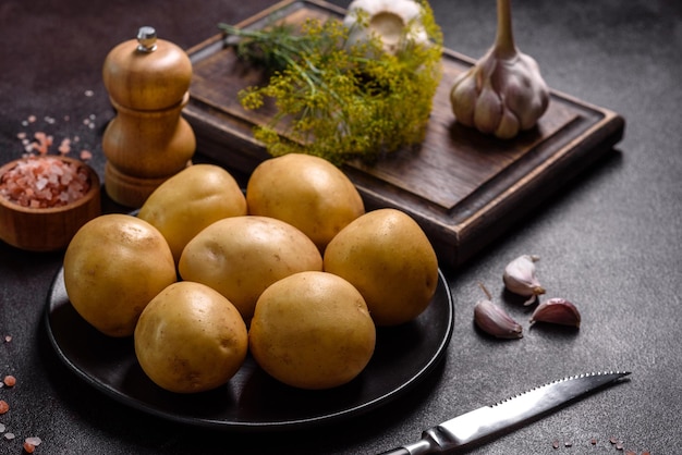 Ein Haufen junger Kartoffeln auf dem Tisch Die Vorteile von Gemüse